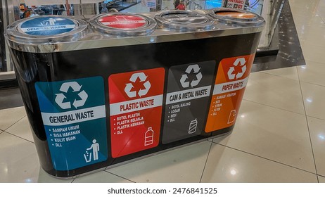 バンドン、2024年6月17日廃棄物の分別のための現代のゴミ箱。廃棄物コレクションを分離する。管理ごみ箱のエディトリアル写真素材