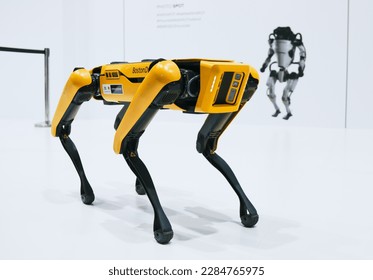 Bangkok, Tailandia - 28 de marzo de 2023: Presentación de Spot, un robot de cuatro patas por Hyundai Boston Dynamics in Motor Show event. Tecnología futurista avanzada, concepto de exposición tecnológica robótica Foto de contenido editorial de stock