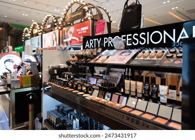 BANGKOK, THAILAND - OCTOBER 27, 2023: ARTY make-up products on display at Beauty Hall at Siam Paragon in Bangkok. 编辑库存照片