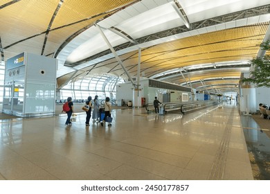 Bangkok, Thailand - April 9,2024 : Interior view of the new SAT-1 terminal in Suvarnabhumi Airport in Bangkok, Thailand on April 9,2024. Redaktionellt stockfoto