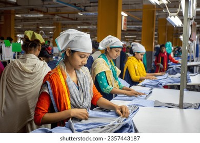 Am 15. Oktober 2019 arbeitete Bangladesch Ready made Bekleidungsarbeiter in einer Fabrik in Chittagong Export Processing Zone, Chattogram, Bangladesch. – Redaktionelles Stockfoto