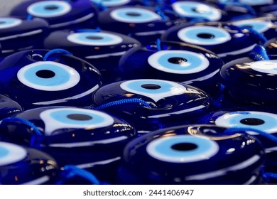 多くの伝統的な邪悪な目のお守りの背景。青いガラスで作られ、邪眼を防ぐと信じられている目の形のお守りナザールの写真素材