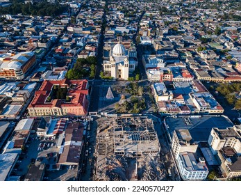 Beautiful aerial view of the City of San Salvador, capital of El Salvador - Its cathedrals and buildings Foto stock