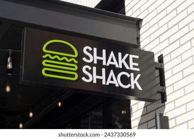 Редакционная стоковая фотография: Beaverton, OR, USA - May 14, 2023: Closeup of the Shake Shack sign seen at its restaurant in Beaverton, Oregon. Shake Shack is an American fast casual restaurant chain based in New York City.