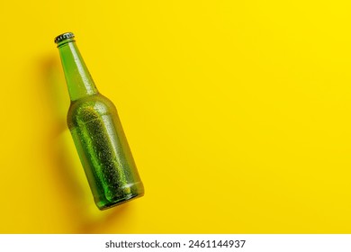 Beer bottle on yellow background. Flat lay with copy space Foto stock
