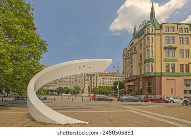 Belgrade, Serbia - June 19, 2023: Modern Clock Sculpture in Front of Historic Moscow Hotel Building at Terazije in Capital City Summer Day. Foto stock editoriale