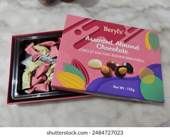Beryl's Assorted Almond Chocolate taken at Kepayan, Sabah, Malaysia on 3 July 2024. Redaktionelt stock-foto