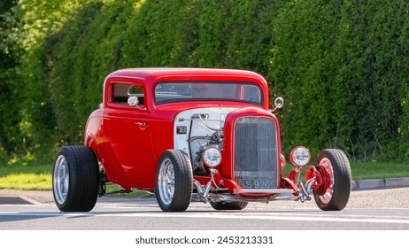 英国、Bicester、2024年4月21日： 1930年のフォードB車をベースにした鮮やかな赤いホットロッドが2024年の年間運転で愛好家がクラシックカーやビンテージカーを運転する日 のエディトリアル写真素材