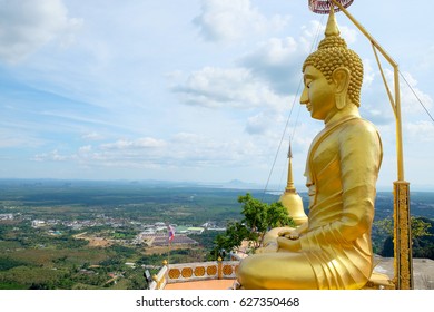 Big Buddha at the top of hill of The Tiger Cave Temple, northeast of Krabi, Thailand. Foto de stock