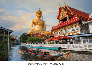 Big Seated Buddha Statue (Buddha Dhammakaya Dhepmongkol) at Wat Paknam Phasi Charoen (temple) in Bangkok, Thailand Stock-foto