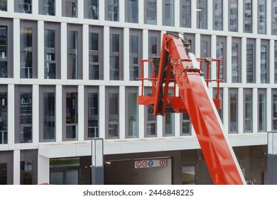 A boom lift is used for work at height. For example, for cleaning or mounting facades: stockfoto