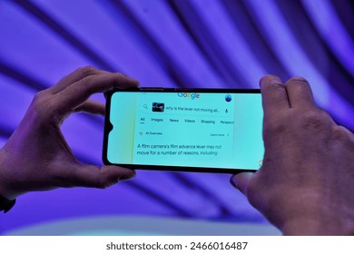 BOSNIA AND HERCEGOVINA, SARAJEVO, 22.5.2024: Photo of a mobile device in mans hand with generative google AI Overview on the screen., fotografie de stoc Editorial