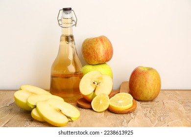사과 사이다 식초와 신선한 과일 한 병 스톡 사진