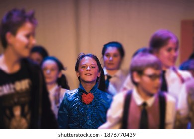 Boy and cast of high school musical Toimituksellinen arkistovalokuva