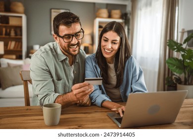 Boyfriend husband and girlfriend wife buy online on laptop with credit card at home Stock-foto