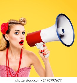 Mujer rubia del pelo que sostiene usando el altavoz del megáfono, publicidad del grito. La muchacha usa prendas de vestir de estilo pin up rojas, fondo amarillo aislado. Modelo femenino en estudio retro vintage y concepto. Foto de stock