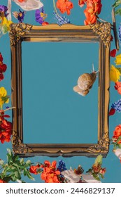 花々の花びらと鏡にカタツムリと空の反射を持つビンテージの額縁の写真素材