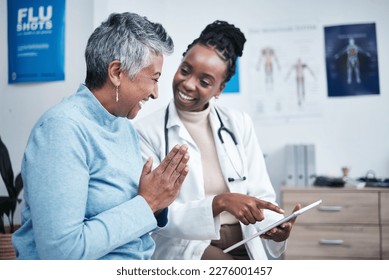 좋은 소식과 태블릿, 건강, 조언, 보고를 위한 결과를 가진 흑인 여성, 의사 그리고 나이든 환자. 행복한 아프리카 의사, 모바일 터치스크린 또는 의료, 미소, 기술 또는 병원 지원 스톡 사진