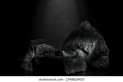 表彰台のための黒い石。製品プレゼンテーション表彰台の背景のためのテクスチャと黒い自然の石。暗いグレイの背景に最小限の構成と石、表彰台のための明るいアクセント。の写真素材