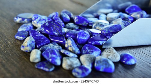 床に横たわる青い宝石ラピスラズリの写真素材