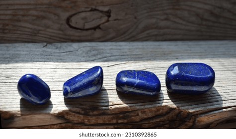 流木の背景に青いラピスラズリの結晶の写真素材