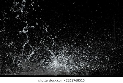 水のブラーデフォーカス画像は、ドロップ液滴に爆発、壁地面にヒット。[量]水の攻撃による衝撃と空中爆発による振動。ストップモーションフリーズショット。テクスチャ要素のスプラッシュウォーターの写真素材