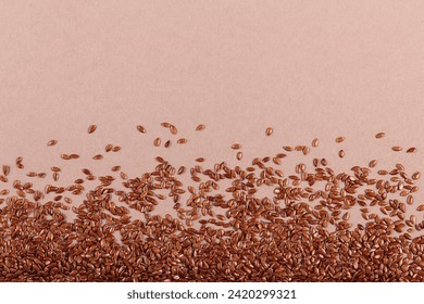 Brown linen seeds on beige background. Flaxseed background. Healthy super food top view, flat lay with copy space: stockfoto
