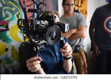 Brooklyn, NY; May 2018: Behind the Scenes of a cinematographer operating an Arri Alexa Mini on a film shoot Foto stock editoriale
