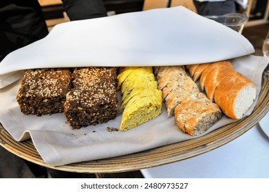 assortiment de pain servi au restaurant Majorenhoff, Majori, Jurmala, Golfe de Riga, Lettonie, région balte, Europe : photo de stock