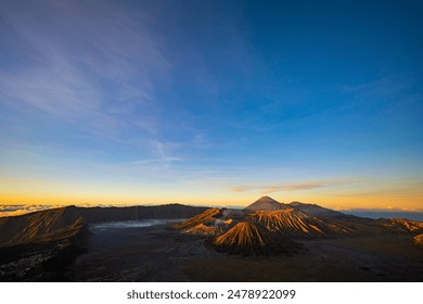 地平線上の明るい朝の色。
インドネシアのブロモ火山では、​霧の海​太陽が明るく輝いています。急な山の頂上には火山の噴火口と​霧の海が見​ます。の写真素材