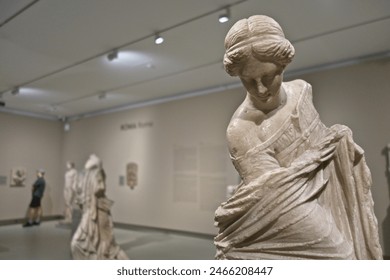 Редакционная стоковая фотография: Budapest, Hungary - May 19, 2024:  Statue of a Girl (“The Budapest Dancer”) at the permanent exhibition of the Collection of Classical Antiquities in the Museum of Fine Arts.