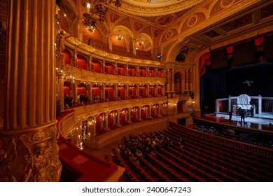 Редакционная стоковая фотография: Budapest, Hungary - December 7, 2023: interior wide angle view of the Hungarian State Opera Magyar Állami Operaház architecture.