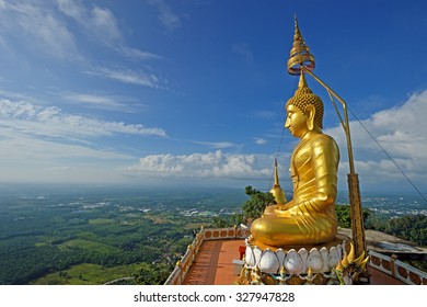 Buda en lo alto de Wat Tham Seua (Cueva de tigres), Krabi, Tailandia Foto de stock