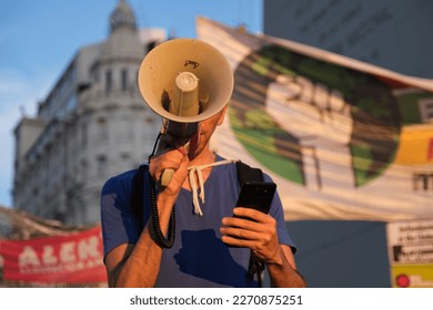 Buenos Aires, Argentina; March 3, 2023: Unknown activist with a megaphone during the Global Climate Strike, an environmental protest. Redaktionellt stockfoto