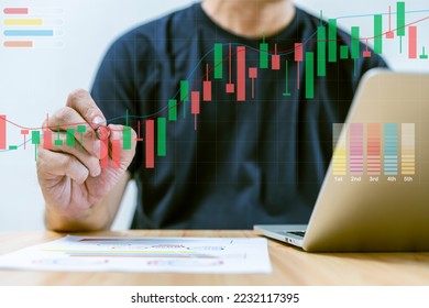 成長の株式市場を示すチャートを書いているビジネスマン、販売データと経済グラフ、デジタル層、計画と戦略の概念、トレーダー、外国為替、暗号通貨、交換通貨を分析するの写真素材