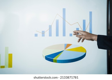 Businessman explaining graph and pie chart in presentation at office, fotografie de stoc