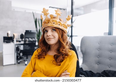 Businesswoman in office wearing a crown Stockfoto