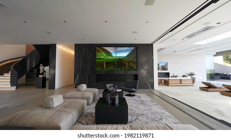 California, 29 May 2021: Spacious Big Living Room Of Luxurious Estate With Wooden Elements. Modern Mansion Interior With With A New Stylish Furniture Design Concept For Residential Home. 编辑库存照片