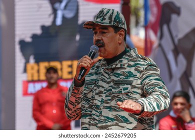 Caracas, Venezuela; 13 de abril de 2024: El presidente de Venezuela, Nicolás Maduro, habla durante una manifestación en el 22 aniversario del golpe contra Hugo Chávez, el sábado 13 de abril de 2024. Foto de contenido editorial de stock