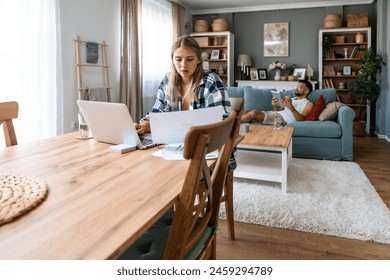 Career winner mindset. Young freelance businesswoman working at home. Confident dedicated female learning and educate herself for better opportunity in her business career, work on laptop computer. Adlı Stok Fotoğraf