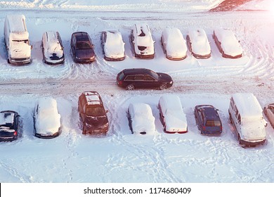Camiones en la nieve en el estacionamiento, vista superior Foto de stock