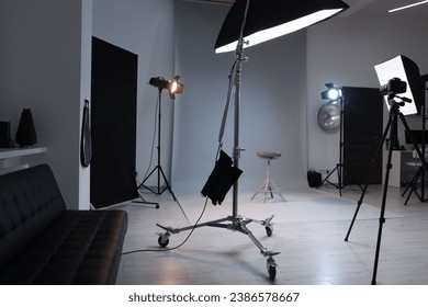 Casting call. Chair and different equipment in modern studio Foto stock