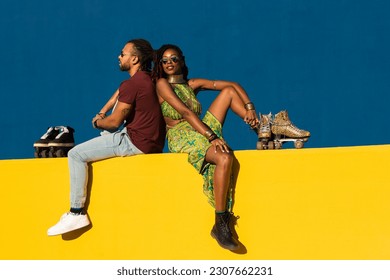Cheerful couple with roller skating outside. Fun sexy boyfriend and girlfriend enjoy in sunny day Foto stock