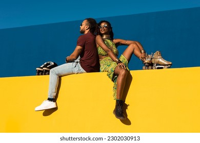 Cheerful couple with roller skating outside. Fun sexy boyfriend and girlfriend enjoy in sunny day. Foto stock