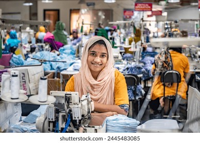 Chittagong, Bangladesch - 27. Februar 2023: Arbeiter in einer Fabrik für vorgefertigte Bekleidung.  In: Asian Textile Garment Factory.  Eine Textilarbeiterin.  Die Bekleidungsindustrie in Bangladesch ist Motor der Wirtschaft – Redaktionelles Stockfoto