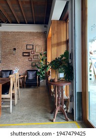 CHIANG RAI, THAILAND- APRIL 1, 2021: Interior architecture and building design at 'ANALOG HOUSE CAFE AND CRAFT' local specialty coffee shop decorated with wooden furniture panels and red brick wall Foto de contenido editorial de stock