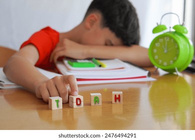 図書やノートに囲まれた子どもたちは、ADHDという頭字語に不満を抱き、注意力欠陥障害という病気と、それが学校生活に伴う困難を表しています。の写真素材
