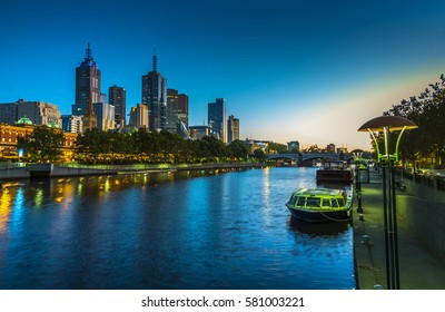 city skyline sunrise reflections river bank Melbourne 库存照片