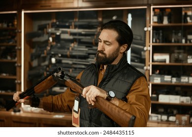 武器屋で働きながら銃器をチェックする集中販売員の写真素材