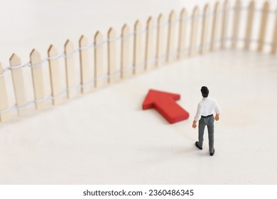 Concept image de la personne faisant face à l'obstacle de clôture et pensant à la solution. Idée de surmonter les obstacles et les problèmes : photo de stock